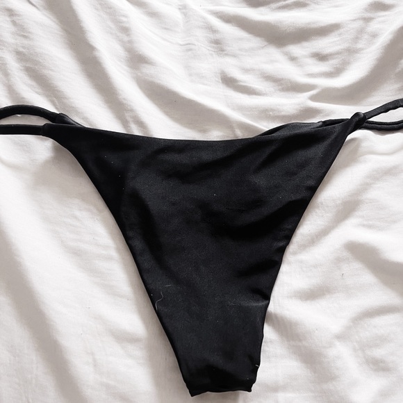 black cheeky bikini bottoms - Picture 2 of 2